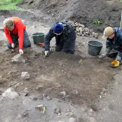 Archeologowie ostrożnie badają ziemię, szukając śladów przeszłości.
