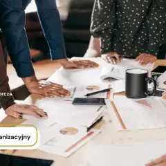 Zespół omawia schemat organizacyjny, w tym jak zostać członkiem rady nadzorczej.