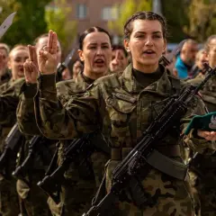 Młode kobiety w mundurach, z karabinami i bagnetami, składają przysięgę. To ich dobrowolna zasadnicza służba wojskowa.