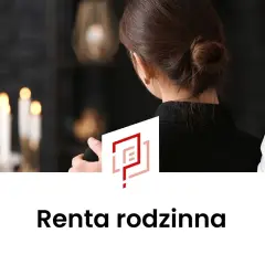 Para obejmuje się ramieniem na tle świec.