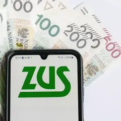 ZUS na ekranie telefonu, otoczony polskimi banknotami. Oczekujesz zwrotu nadpłaty?