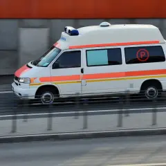Ambulans na kursie pojazdy uprzywilejowane, pędzi autostradą.