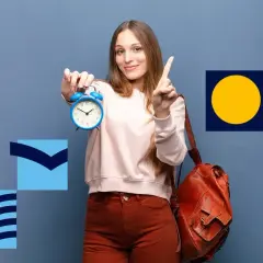 Młoda kobieta z budzikiem i plecakiem, symbolizująca drogę do **świadectwa dojrzałości**.