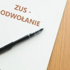 Notatnik z napisem "ZUS - ODWOŁANIE" i czarnym długopisem.