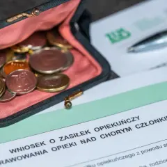 Portmonetka z monetami obok formularza "Wniosek o zasiłek opiekuńczy".