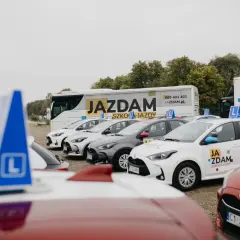 Flota aut szkoły jazdy "Ja Zdam". Zastanawiasz się, prawo jazdy od ilu lat można zdobyć? Sprawdź ofertę!