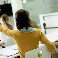 Uczestnicy szkolenia aktywnie biorą udział w zajęciach, zadając pytania. To świetny urlop szkoleniowy!