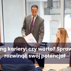 Biznesowe spotkanie, gdzie lider omawia strategię. Dowiedz się, coaching co to i jak rozwijać swój potencjał.