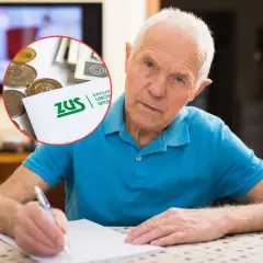 Starszy mężczyzna pisze, w tle dokument ZUS i monety. Zastanawia się, w jakim miesiącu najlepiej przejść na emeryturę.