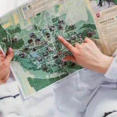 Ręka wskazuje na mapę Nałęczowa, planując dzień wolny i zwiedzanie atrakcji.