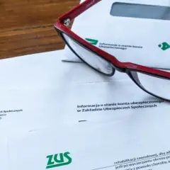 Okulary na dokumentach ZUS. Wniosek o świadczenie rehabilitacyjne czeka na rozpatrzenie.