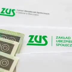 Pieniądze i dokumenty ZUS. Czerwiec to miesiąc, w którym wielu seniorów otrzymuje swoje emerytury czerwcowe.