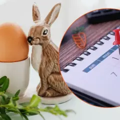 Zajączek wielkanocny z jajkiem i kalendarzem, na którym zaznaczono poniedziałek. Czy poniedziałek wielkanocny jest wolny? Sprawdź datę!