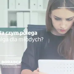 Młoda kobieta zamyślona nad ulgą dla młodych. Biuro rachunkowe Doradca wyjaśnia zawiłości podatkowe.