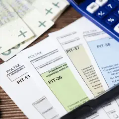 Polskie formularze podatkowe PIT-11, PIT-36, PIT-37, PIT-38, banknoty i kalkulator. Czas rozliczyć dochód.