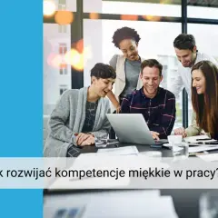 Zespół współpracuje przy laptopie, śmiejąc się i dyskutując. Rozwijanie umiejętności miękkich w pracy jest kluczowe dla sukcesu.