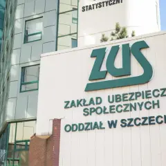 Budynek ZUS z zielonym logo i napisem "Zakład Ubezpieczeń Społecznych Oddział w Szczecinie".