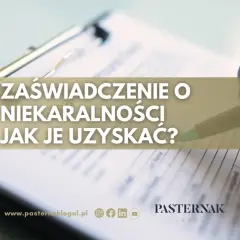 Dłoń z długopisem nad dokumentem z napisem "Zaświadczenie o niekaralności".
