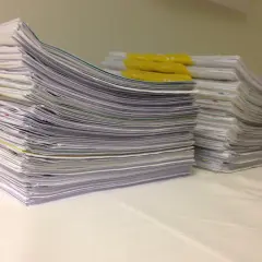 Stosy dokumentów, w tym te z żółtymi przekładkami, czekają na rozpatrzenie. Może wśród nich jest orzeczenie o potrzebie kształcenia specjalnego?