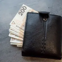 Czarny portfel z polskimi banknotami 200 zł. Wkrótce l4 w ciąży, więc pieniądze się przydadzą.