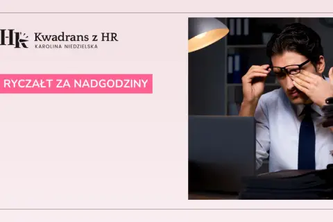 Zmęczony pracownik biurowy pociera oczy przy biurku. Tekst: "Ryczałt za nadgodziny".