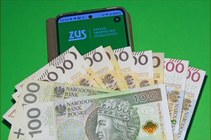 Pieniądze i ekran telefonu z logo ZUS. Czy taka emerytura po 30 latach pracy przy najniższej krajowej wystarczy?