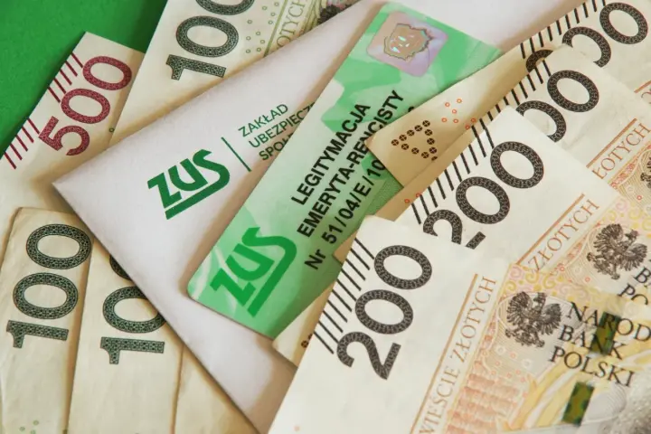 Pieniądze i legitymacja ZUS. Dowiedz się, jak długo przysługuje renta rodzinna wdowie.