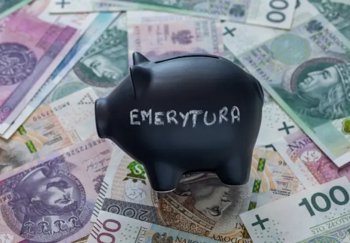 Skarbonka z napisem "EMERYTURA" na tle polskich banknotów. Zastanawiasz się, jaka emerytura przy zarobkach 7000 brutto?