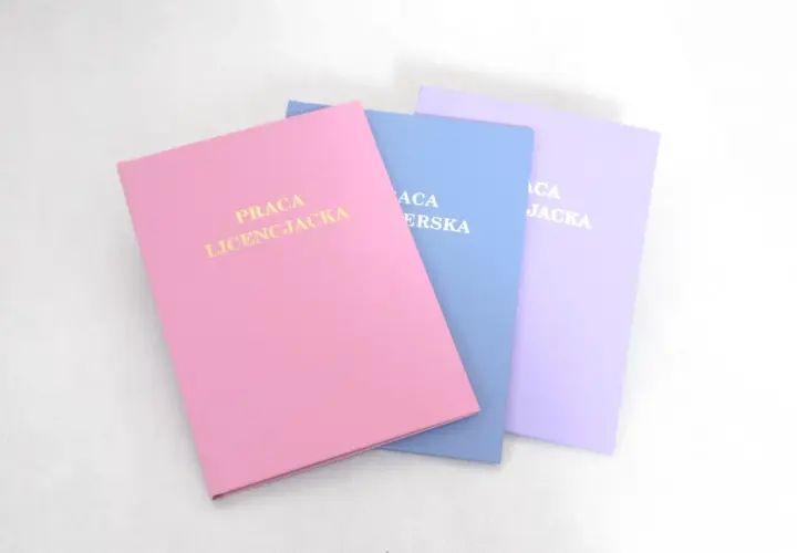 Trzy okładki prac licencjackich w pastelowych kolorach: różowym, niebieskim i fioletowym. Złoty napis "Praca Licencjacka" na różowej okładce.