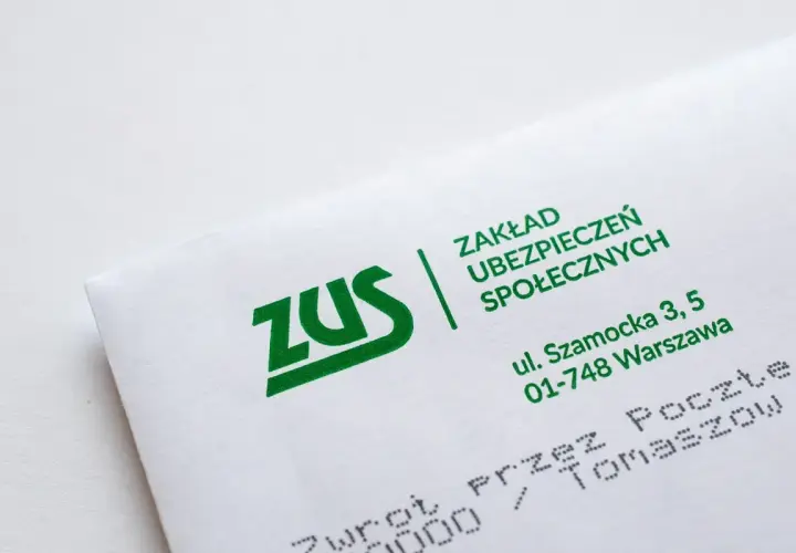 Koperta ZUS z adresem ul. Szamocka 3, 5 w Warszawie. Dokumenty dotyczące rewaloryzacji świadczeń.