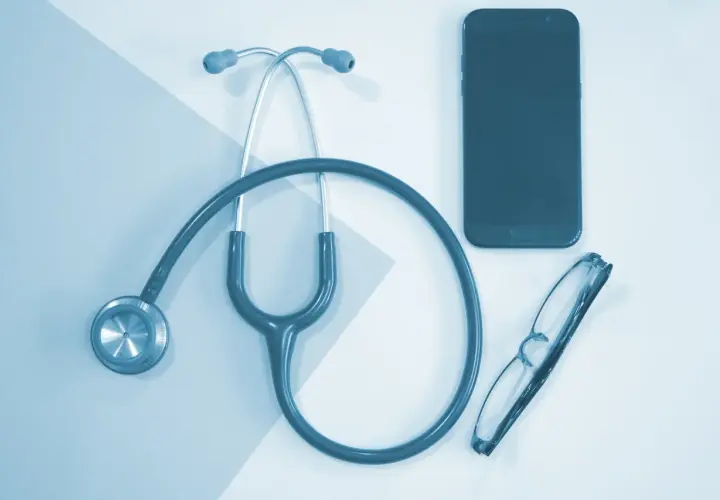 Stetoskop, okulary i smartfon. Jak obliczyć dochód do składki zdrowotnej?
