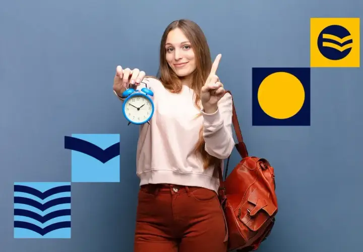 Młoda kobieta z budzikiem i plecakiem, symbolizująca drogę do **świadectwa dojrzałości**.