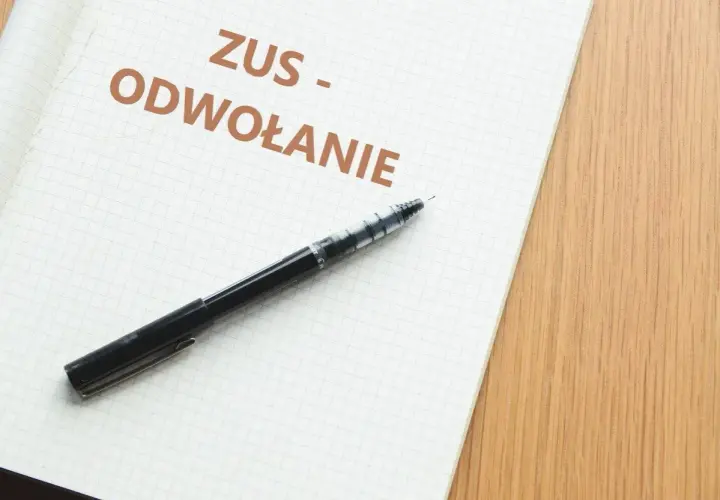 Notatnik z napisem "ZUS - ODWOŁANIE" i czarnym długopisem.