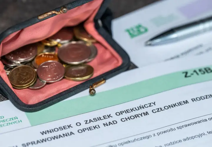 Portmonetka z monetami obok formularza "Wniosek o zasiłek opiekuńczy".