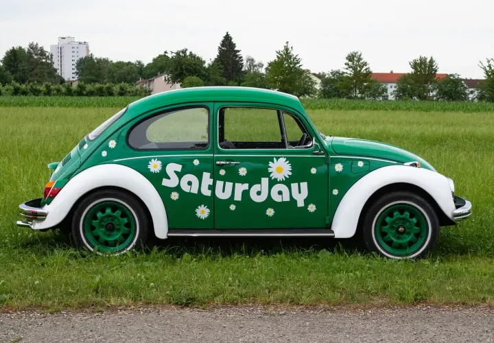 Zielony Garbus z napisem "Saturday" i stokrotkami, idealny na dzień wolny za święto w sobotę.