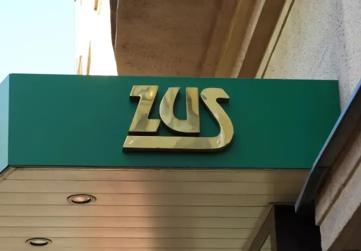 Złote logo ZUS na zielonym tle. Może to miejsce, gdzie załatwisz świadczenie urlopowe.