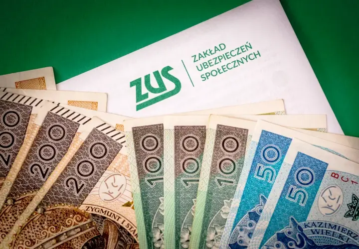 Pieniądze i dokument ZUS symbolizują spokojne przejście na emeryturę.