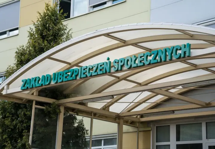Napis "Zakład Ubezpieczeń Społecznych" nad wejściem. Tu załatwisz sprawy, bo podlegam obowiązkowi ubezpieczenia zdrowotnego.