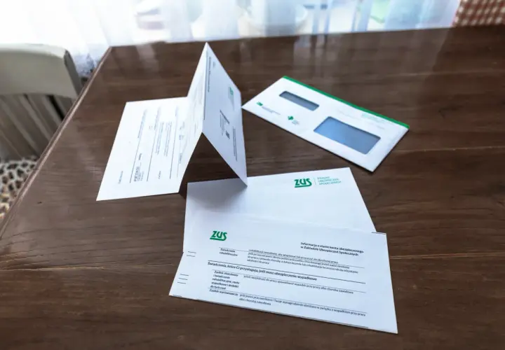 Dokumenty ZUS dotyczące świadczeń, w tym informacji o stanie konta ubezpieczonego i możliwości jednorazowej wypłaty z subkonta ZUS.
