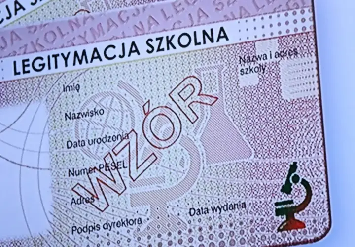 Legitymacja szkolna z miejscem na dane ucznia i podpis dyrektora. Wzór dokumentu, który może być podstawą do wyrobienia legitymacji osoby niepełnosprawnej.