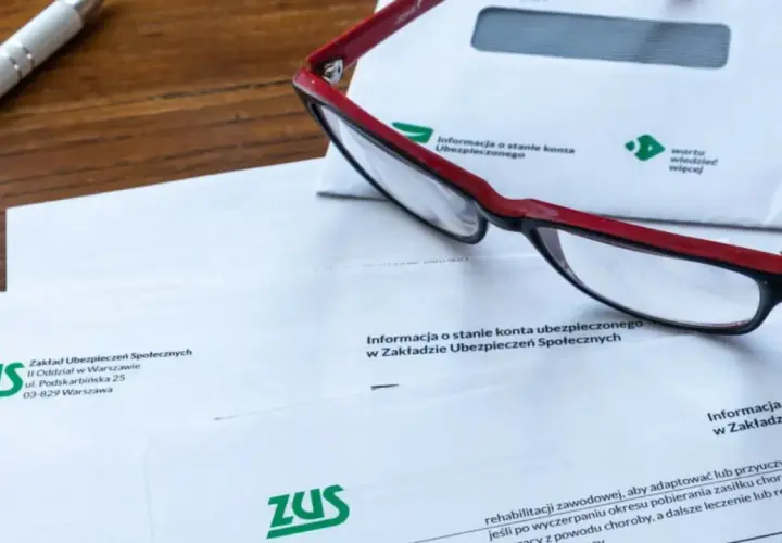 Okulary na dokumentach ZUS. Wniosek o świadczenie rehabilitacyjne czeka na rozpatrzenie.