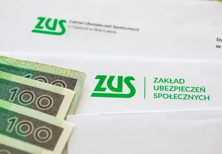 Pieniądze i dokumenty ZUS. Czerwiec to miesiąc, w którym wielu seniorów otrzymuje swoje emerytury czerwcowe.