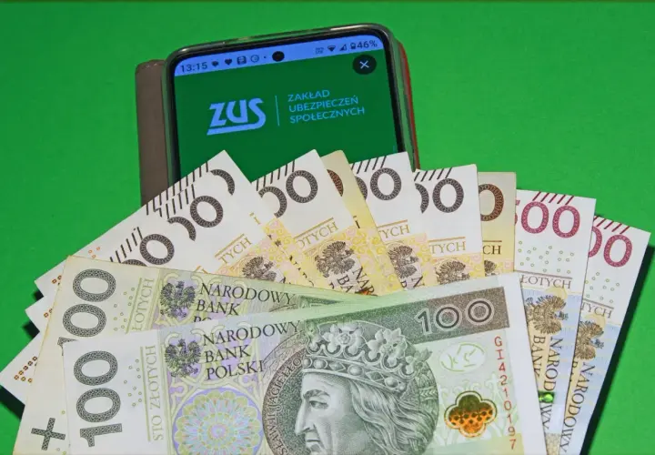Pieniądze i ekran telefonu z logo ZUS. Czy taka emerytura po 30 latach pracy przy najniższej krajowej wystarczy?