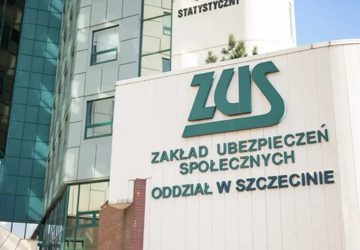 Budynek ZUS z zielonym logo i napisem "Zakład Ubezpieczeń Społecznych Oddział w Szczecinie".