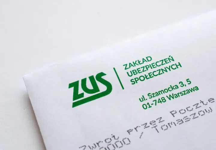 Koperta ZUS z adresem. Informacje o zasiłku pielęgnacyjnym a świadczeniu pielęgnacyjnym mogą być zawarte w korespondencji.