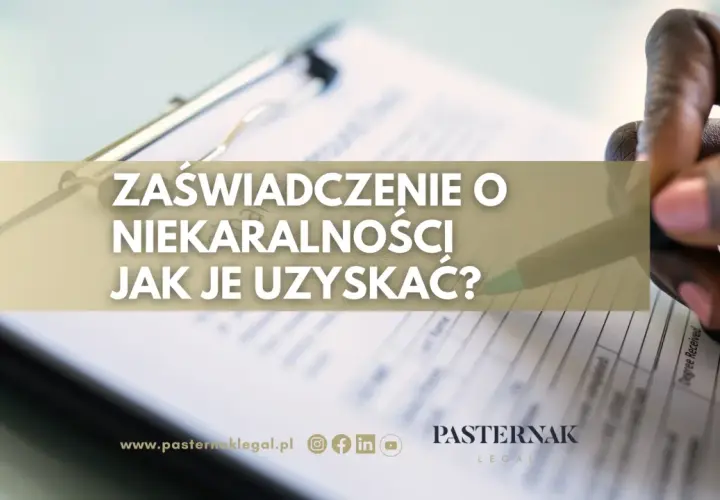 Dłoń z długopisem nad dokumentem z napisem "Zaświadczenie o niekaralności".