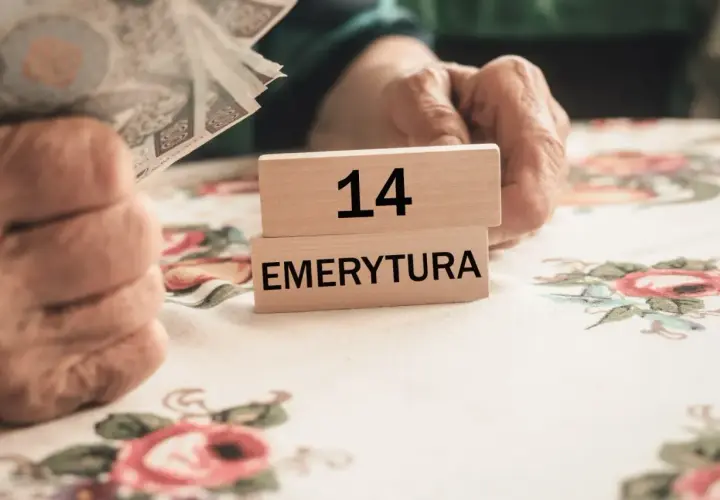 Dłonie trzymające pieniądze i kostki z napisem "14 EMERYTURA".