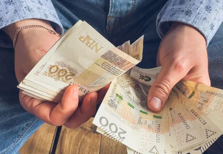 Dłonie liczą banknoty 200 zł. To może być oszczędność na emeryturę z KRUS.