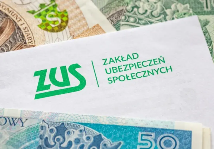 Koperta ZUS na tle polskich banknotów. Czy to zapowiedź wzrostu średniej emerytury w Polsce?