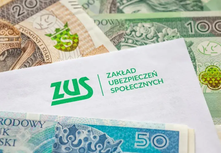 Koperta ZUS na tle polskich banknotów symbolizuje ubezpieczenie chorobowe i finansowe bezpieczeństwo.